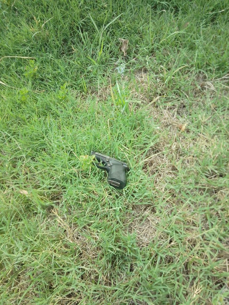 arma en las malezas