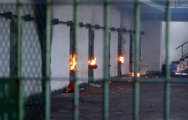 fuego-uno-los-codigos-carcelarios-es-quemar-prendas-traves-las-rejas-marcar-descontentos-o-reclamos