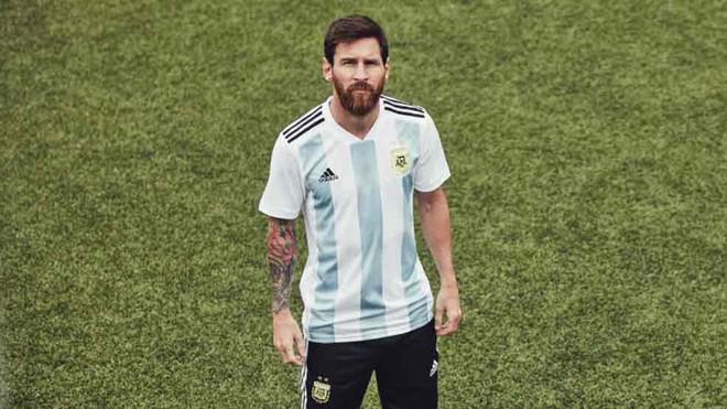 messi-vistio-nueva-camiseta-argentina-1509966098663