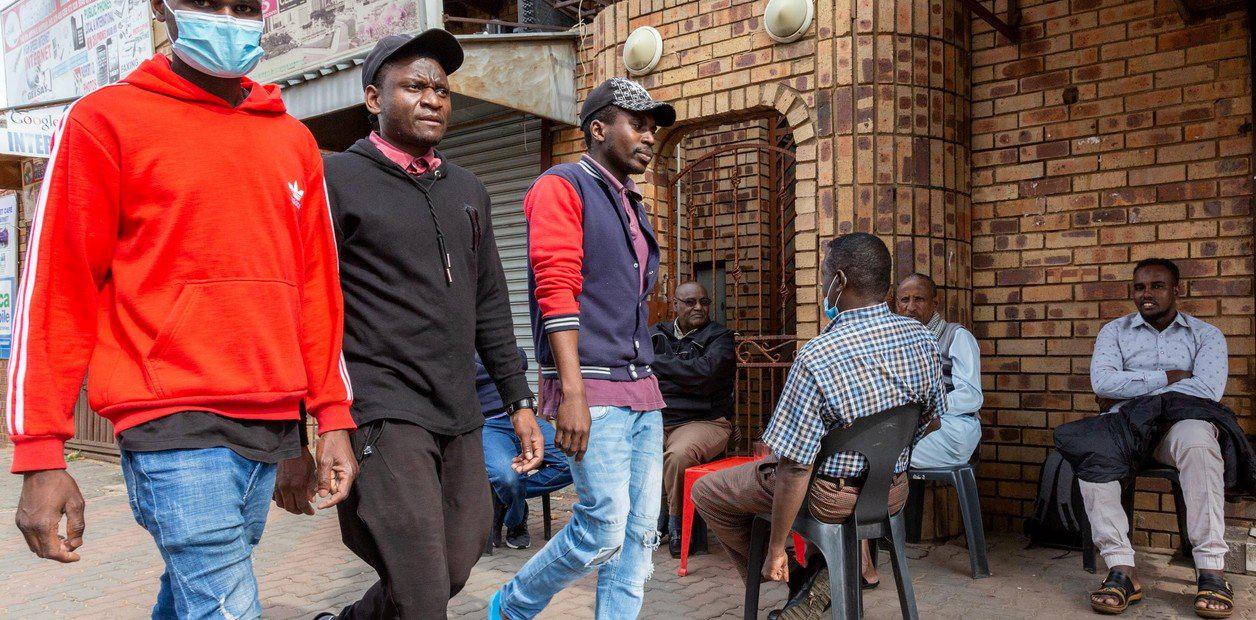 residentes-de-johannesburgo-con-barbijos___ZlpXx2iKK_1256x620__1