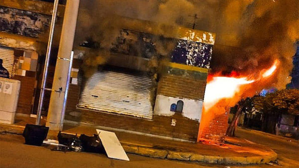 en-el-lugar-los-peritos-bomberos-trabajan-los-efectos-determinar-el-origen-del-incendio