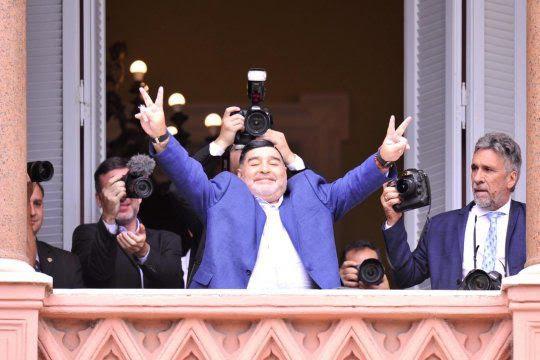 diego-armando-maradona-saluda-el-balcon-la-casa-rosada