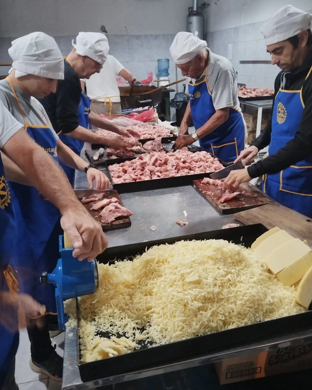 Culminando con total éxito la producción y venta del Risotto Piamontés, Se procedió a la firma de actas... te del Rotary Club de Pilar, el presidente de la Asociación Italiana, el director del Hospital de Villa General Belgra (7)