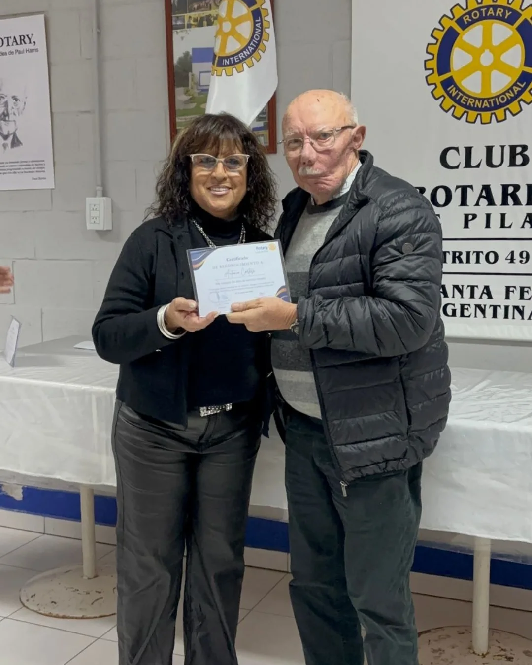 ✨ Reconocimiento por 25 años de compromiso ✨La pasada reunión no fue una más, ya que celebramos 25 a...ñromiso y la entrega desinteresada de servicio!! 🙌#Rotary #25AñosDeServicio #Reconocimiento #Compromiso #RotaryClub (1)