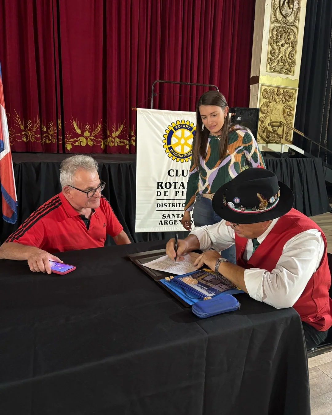 Culminando con total éxito la producción y venta del Risotto Piamontés, Se procedió a la firma de actas... te del Rotary Club de Pilar, el presidente de la Asociación Italiana, el director del Hospital de Villa General Belgra (4)