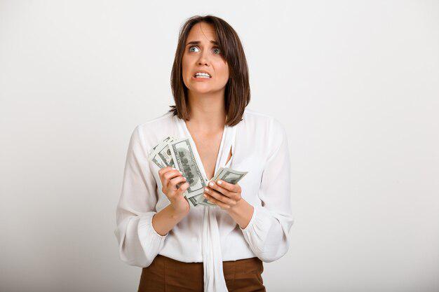 mujer-nerviosa-cuenta-dinero-necesita-pagar-deuda_176420-16258