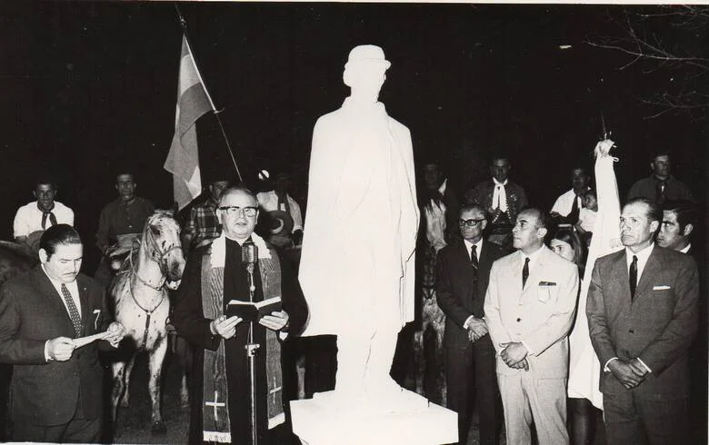 inauguracion-del-monumento-al-coronel-denis-en-ECFIFKGM5JDZJMTCVQL772L2AM