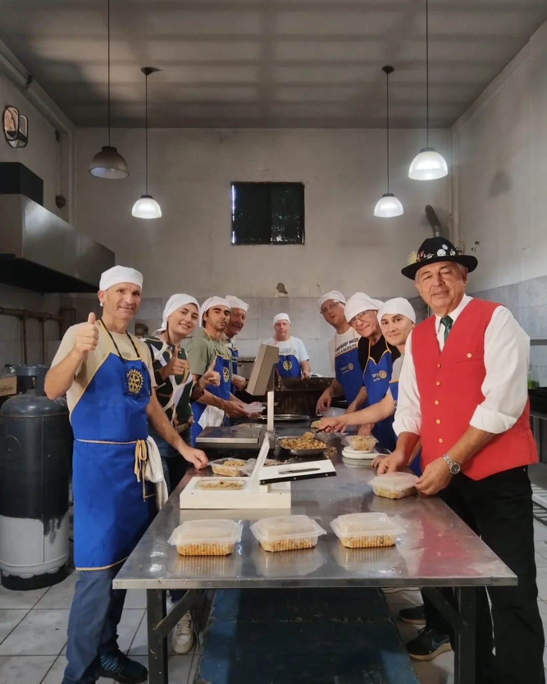 Culminando con total éxito la producción y venta del Risotto Piamontés, Se procedió a la firma de actas... te del Rotary Club de Pilar, el presidente de la Asociación Italiana, el director del Hospital de Villa General Belgra (8)