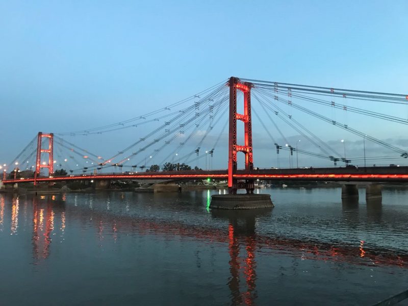 PUENTE-COLGANTE-ILUMINADO-DE-ROJO-ATARDECER-e1554289039974