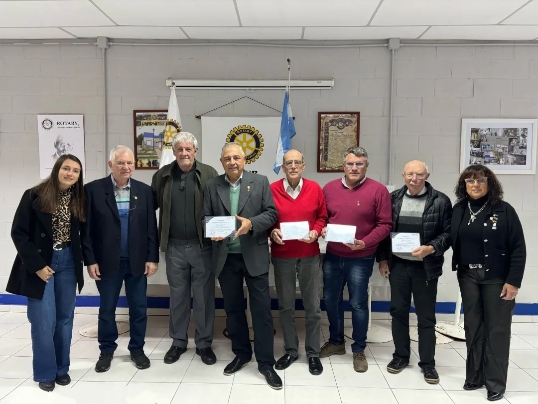 ✨ Reconocimiento por 25 años de compromiso ✨La pasada reunión no fue una más, ya que celebramos 25 a...ñromiso y la entrega desinteresada de servicio!! 🙌#Rotary #25AñosDeServicio #Reconocimiento #Compromiso #RotaryClub (5)