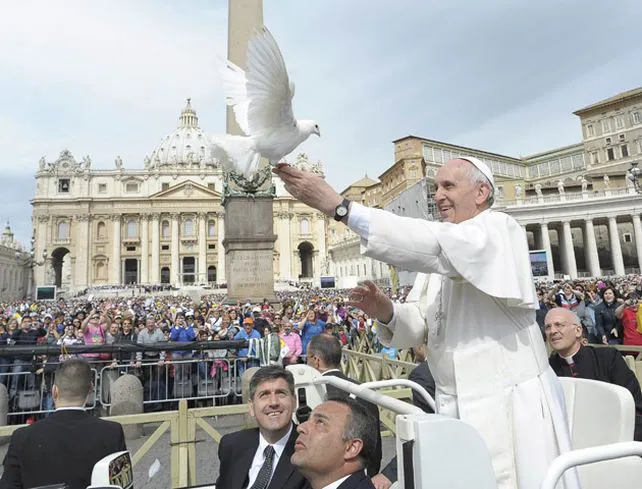 la-cercania-los-fieles-es-una-las-caracteristicas-del-papa-francisco-que-sonrie-una-paloma-corona-su-eleccion