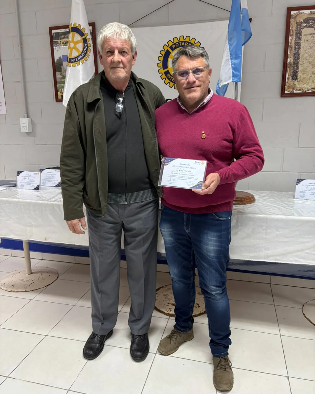 ✨ Reconocimiento por 25 años de compromiso ✨La pasada reunión no fue una más, ya que celebramos 25 a...ñromiso y la entrega desinteresada de servicio!! 🙌#Rotary #25AñosDeServicio #Reconocimiento #Compromiso #RotaryClub (3)