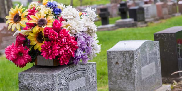 shutterstock-fleurs-tombe-toussaint